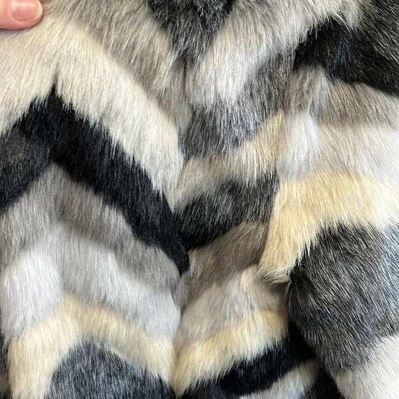 Charlie’s Grey Cream White Tonal Chevron Faux Rabbit Fur Winter Coat - Picture 8 of 10